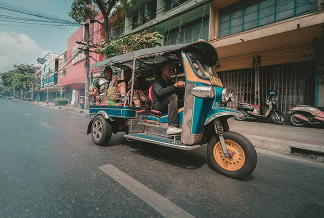 Viajar en un Tuk Tuk es una excelente manera de sentir la atmósfera de las calles del sudeste asiático. Foto de Jakob Owens en Unsplash