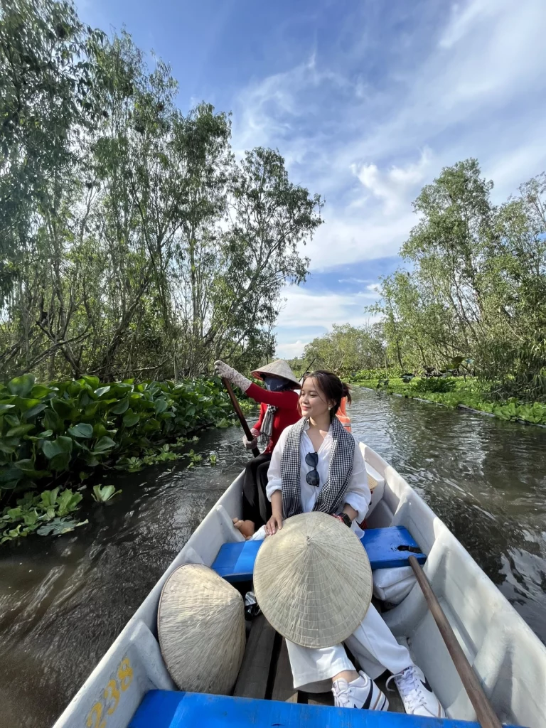 Viaje en barco por el bosque de manglares de Tra Su. 