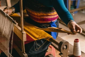 desarrollo sostenible preserva el arte del tejido de brocado en Mai Chau