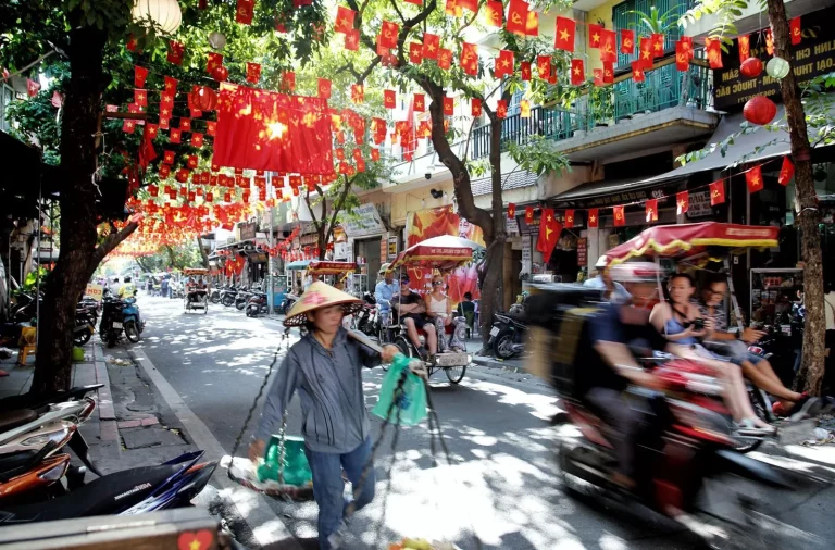 El ritual del dinero del infierno o billete funerario: Un puente espiritual en Vietnam